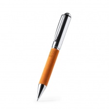 Romil - Przekręcany długopis z główną konstrukcją wykonaną z metalu i skóry pochodzącej z recyklingu.